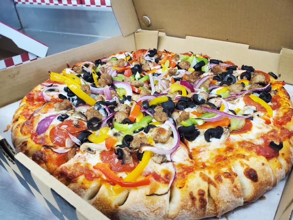 Order Deluxe Pizza food online from Pizza Man store, La Habra on bringmethat.com