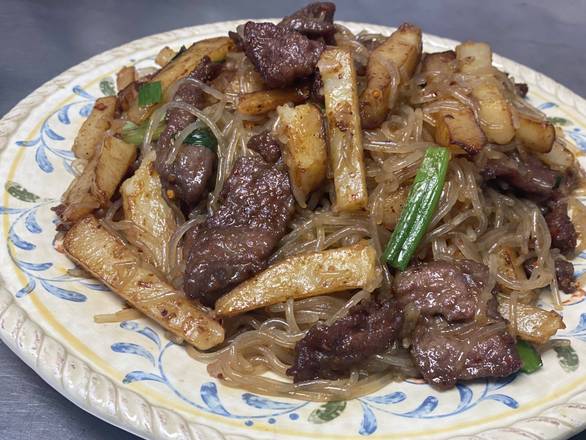 Order NU16. Five Spice Beef with Stir Fried Noodle 五香牛肉炒粉 food online from Uncle Chen's Chinese Restaurant store, State College on bringmethat.com