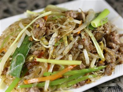 Order Stir-Fried Vermicelli w/ Beef in XO Sauce food online from MingHin Cuisine - South Loop store, Chicago on bringmethat.com