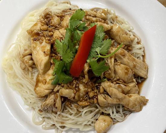 Order Garlic Chicken Noodles food online from Hello Thai store, Chicago on bringmethat.com