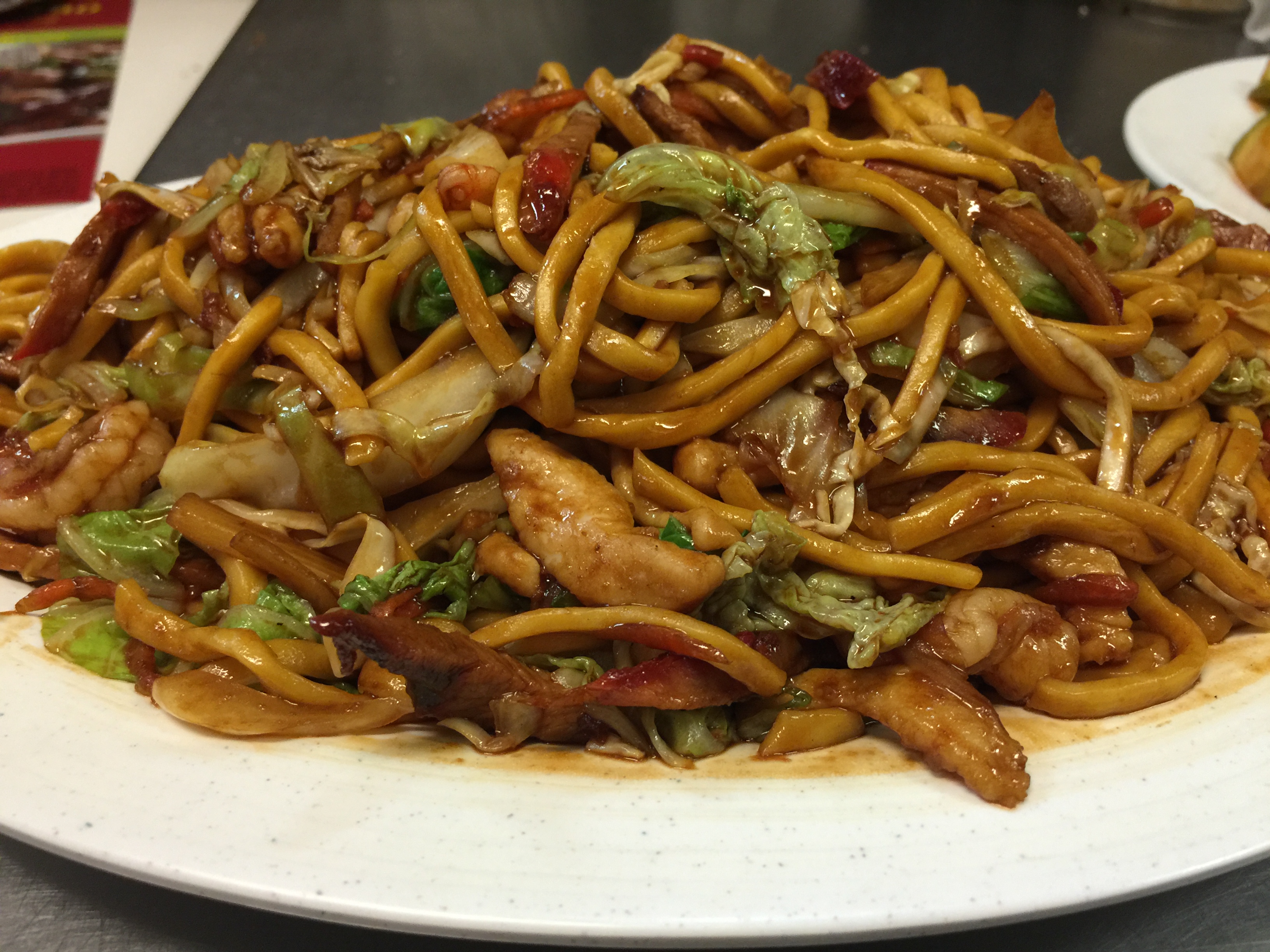Order 25. House Special Lo Mein food online from Tsing Tao Chinese Cuisine store, Mesa on bringmethat.com