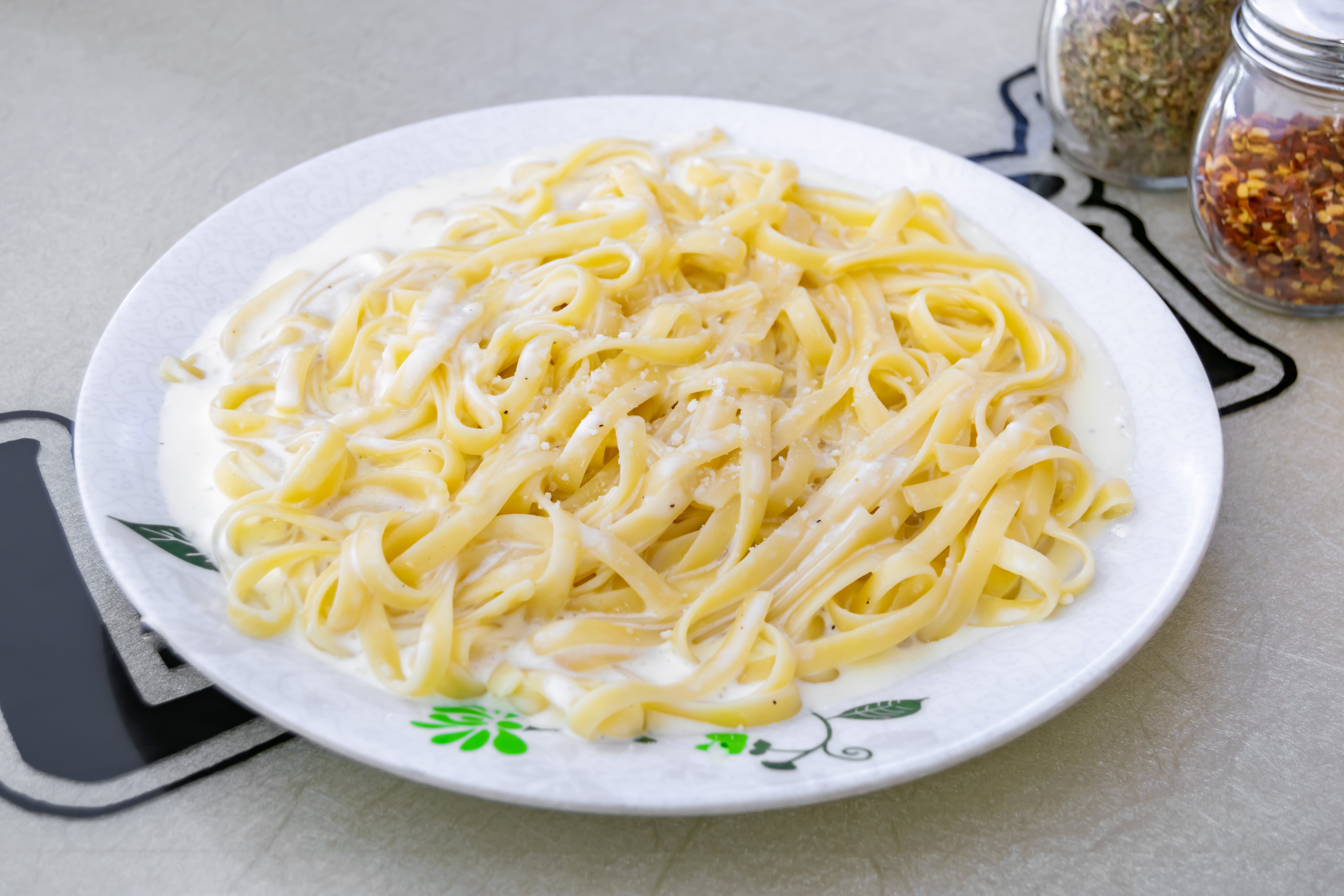 Order Fettuccine Alfredo - Pasta food online from Luigi New York Style Pizza store, South Plainfield on bringmethat.com