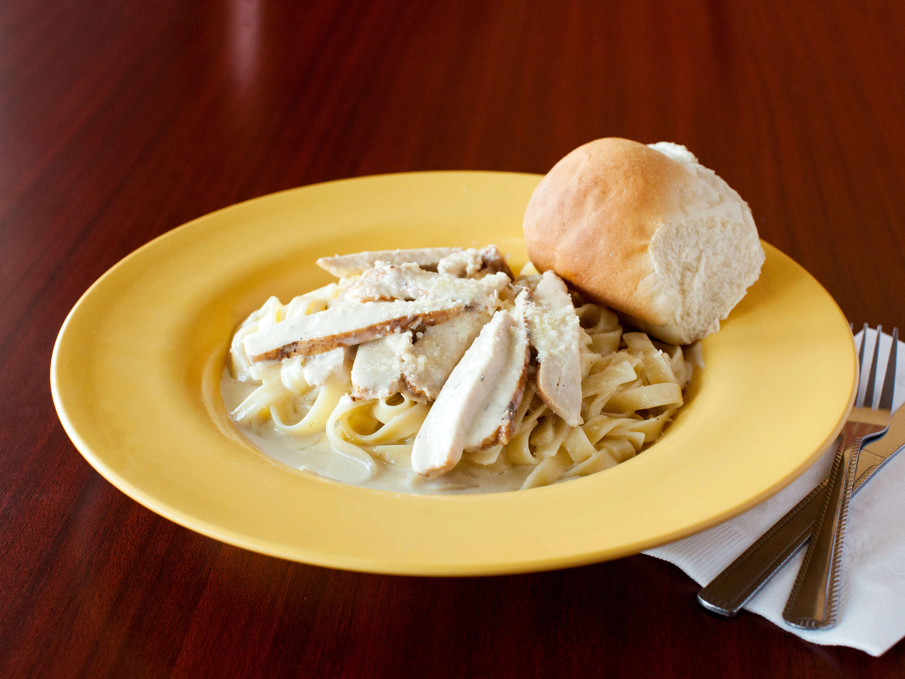Order Fettuccine Bianco with Chicken food online from Cuginis store, Santa Maria on bringmethat.com
