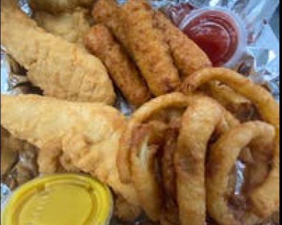 Order Combo Basket food online from Cardano's Pizza & Wings store, Syracuse on bringmethat.com