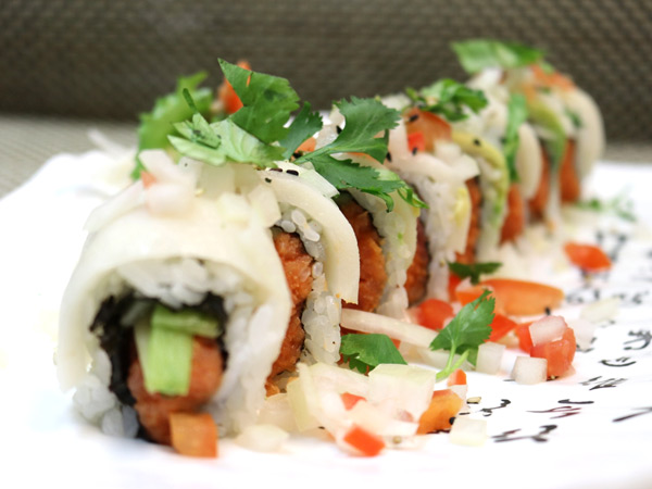 Order Hot Tuna Roll food online from Sushiraw store, Los Angeles on bringmethat.com