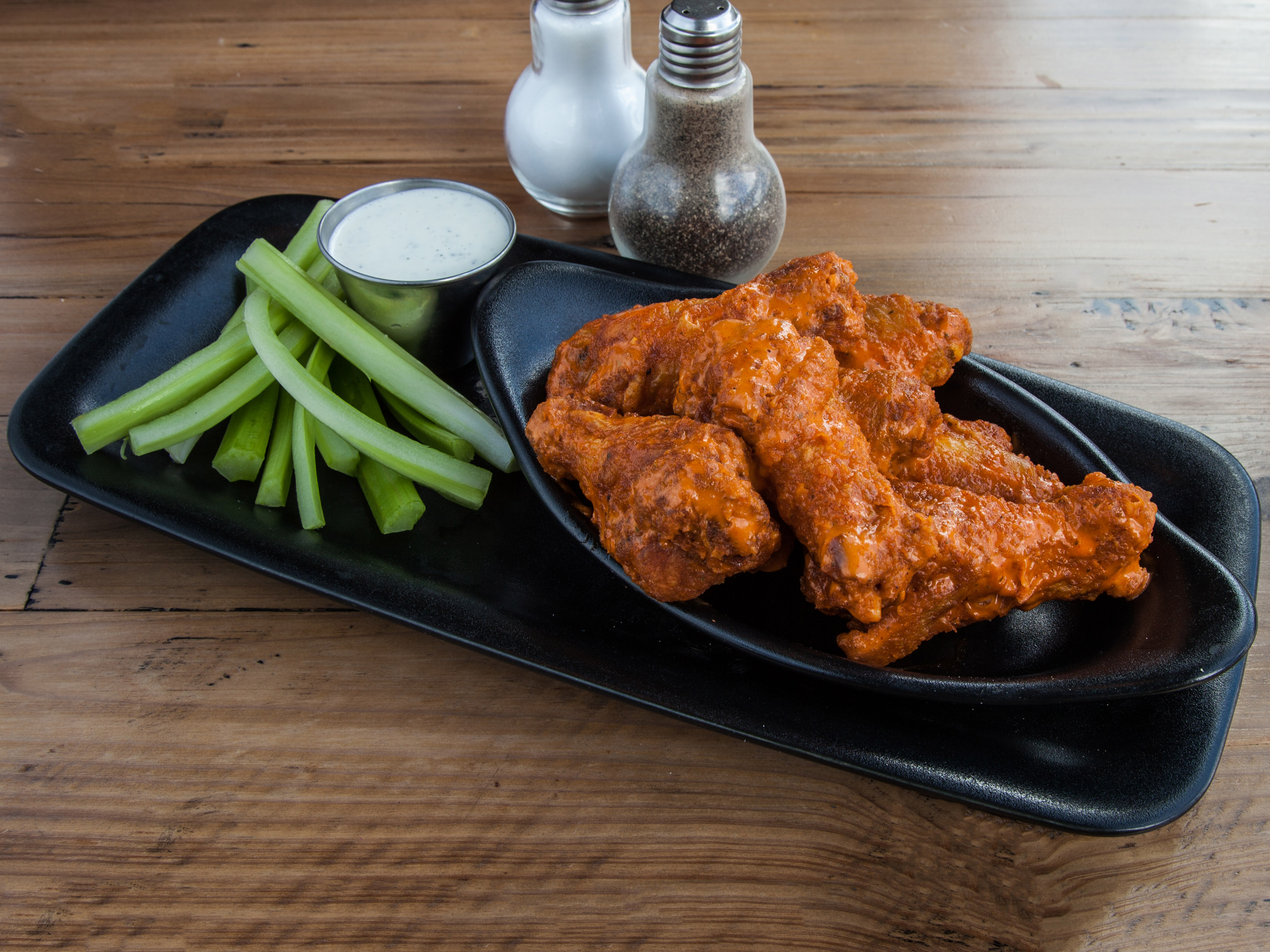 Order Chicken Wings food online from Green St. Grille store, Bensenville on bringmethat.com