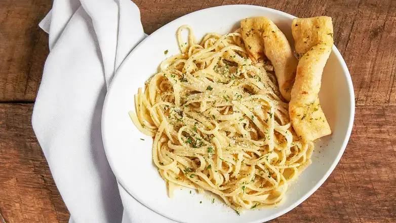 Order Pasta Aglio E Olio food online from Zeppe'S Pizzeria store, Middlefield on bringmethat.com