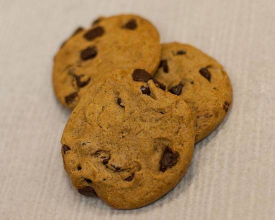 Order Chocolate Chip Cookie food online from Rooster Bbq Deli store, Saint Paul on bringmethat.com
