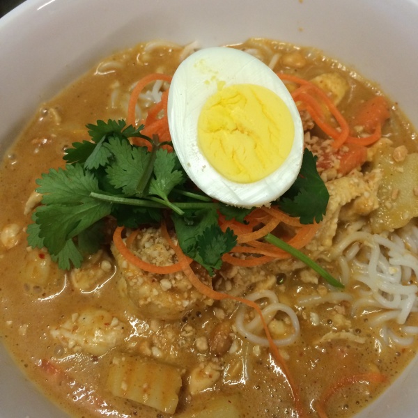 Order Mussamun Chicken Curry with Vermicelli Bowl food online from Thai Tea Asian Fusion Cafe  store, Irving on bringmethat.com