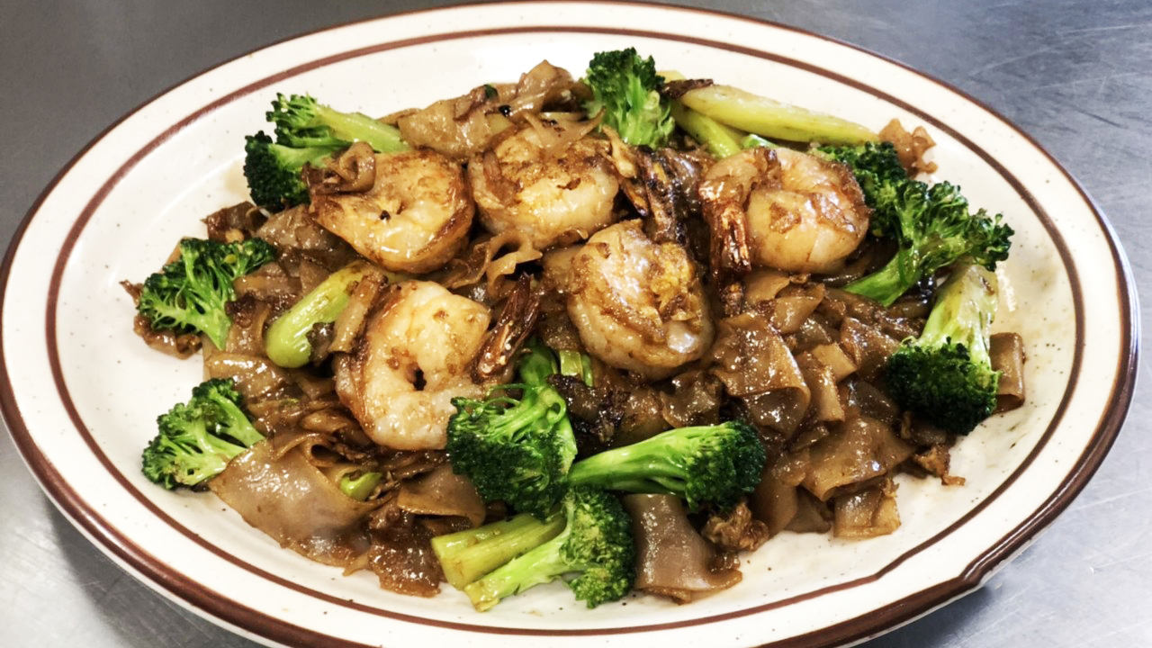 Order 40. Pad See Ew Noodles food online from Luck Thai Pj Cuisine store, Los Angeles on bringmethat.com
