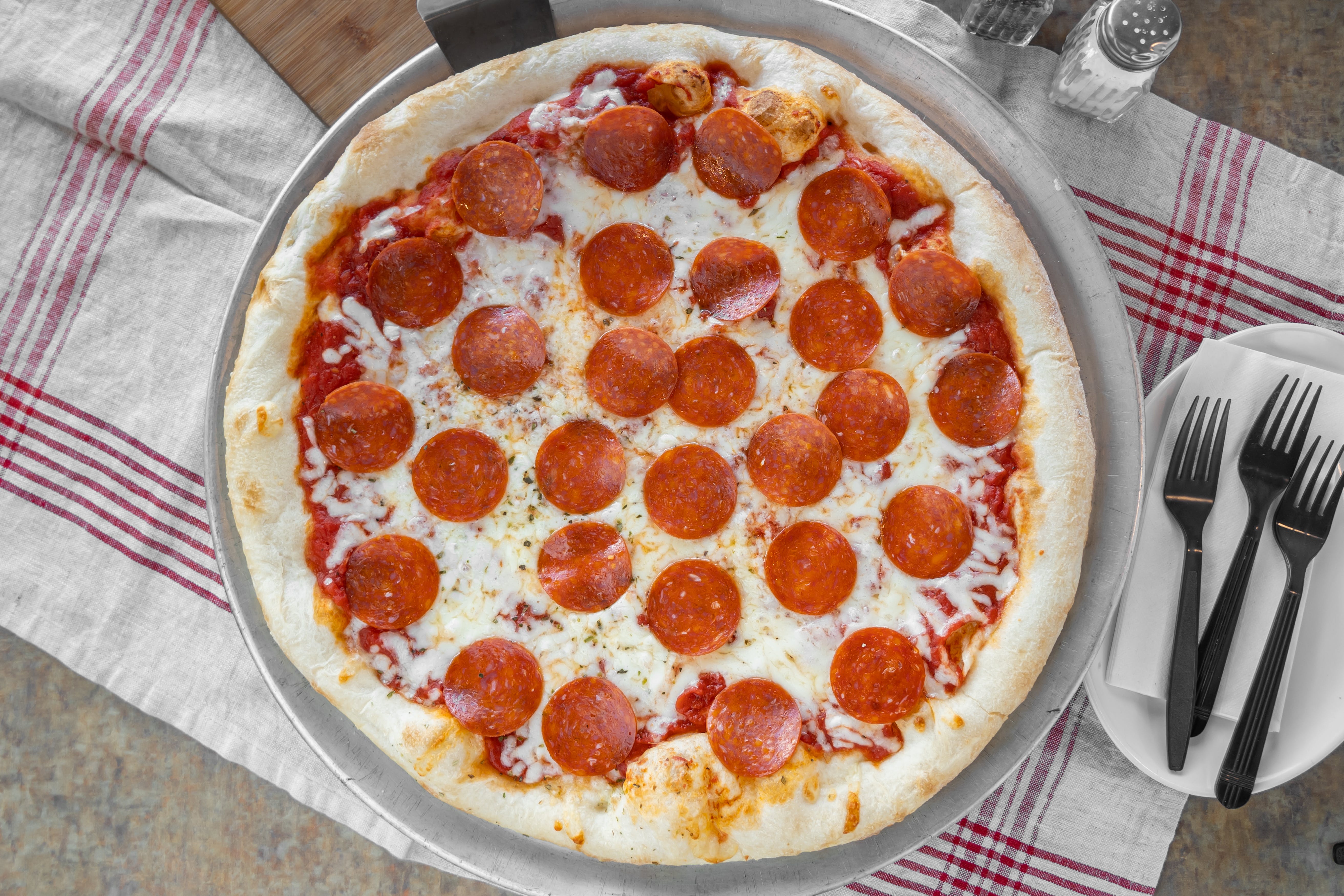 Order Pepperoni Pizza - Medium 14'' food online from Divincenzo Pizza store, Cinnaminson on bringmethat.com
