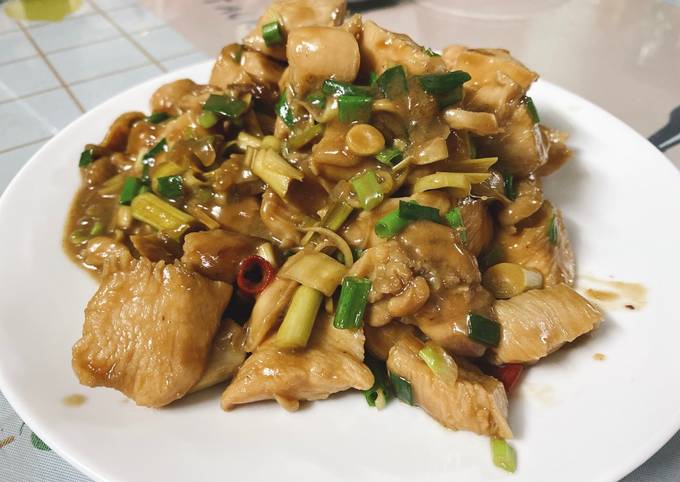 Order 44. Sauteed Chicken with Lemongrass food online from Saigonese store, Hartsdale on bringmethat.com