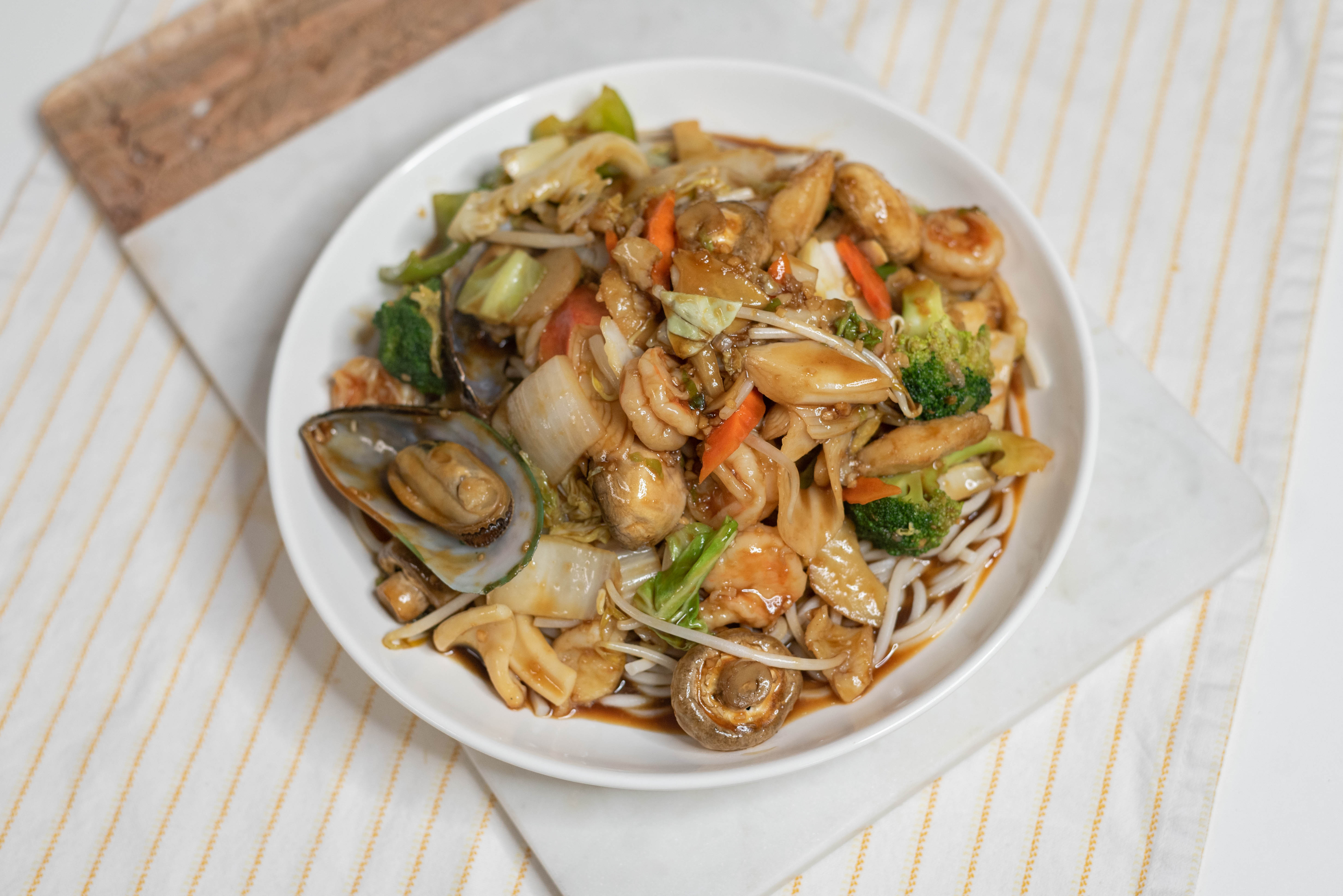 Order Seafood Lo Mein food online from Louie Chinese Cuisine store, Los Angeles on bringmethat.com