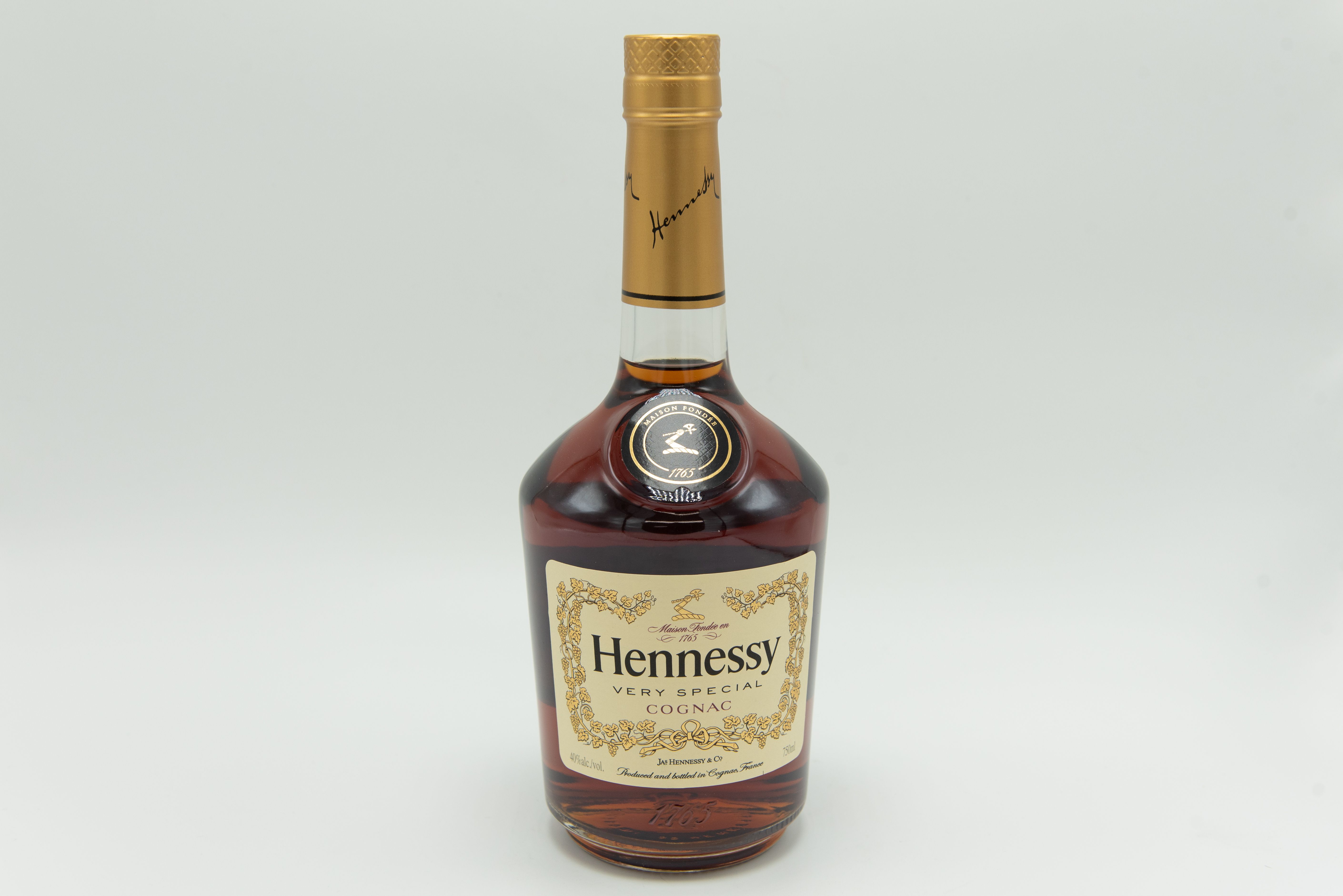 Order Hennessy VS, 750mL Cognac food online from Sandpiper Liquors store, Summerland on bringmethat.com
