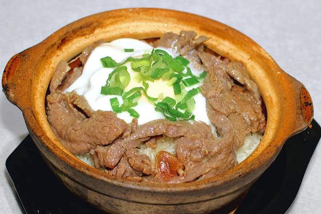 Order Poached Egg with Beef Rice Casserole 窩蛋牛肉煲仔飯 food online from Peking kitchen store, Brooklyn on bringmethat.com