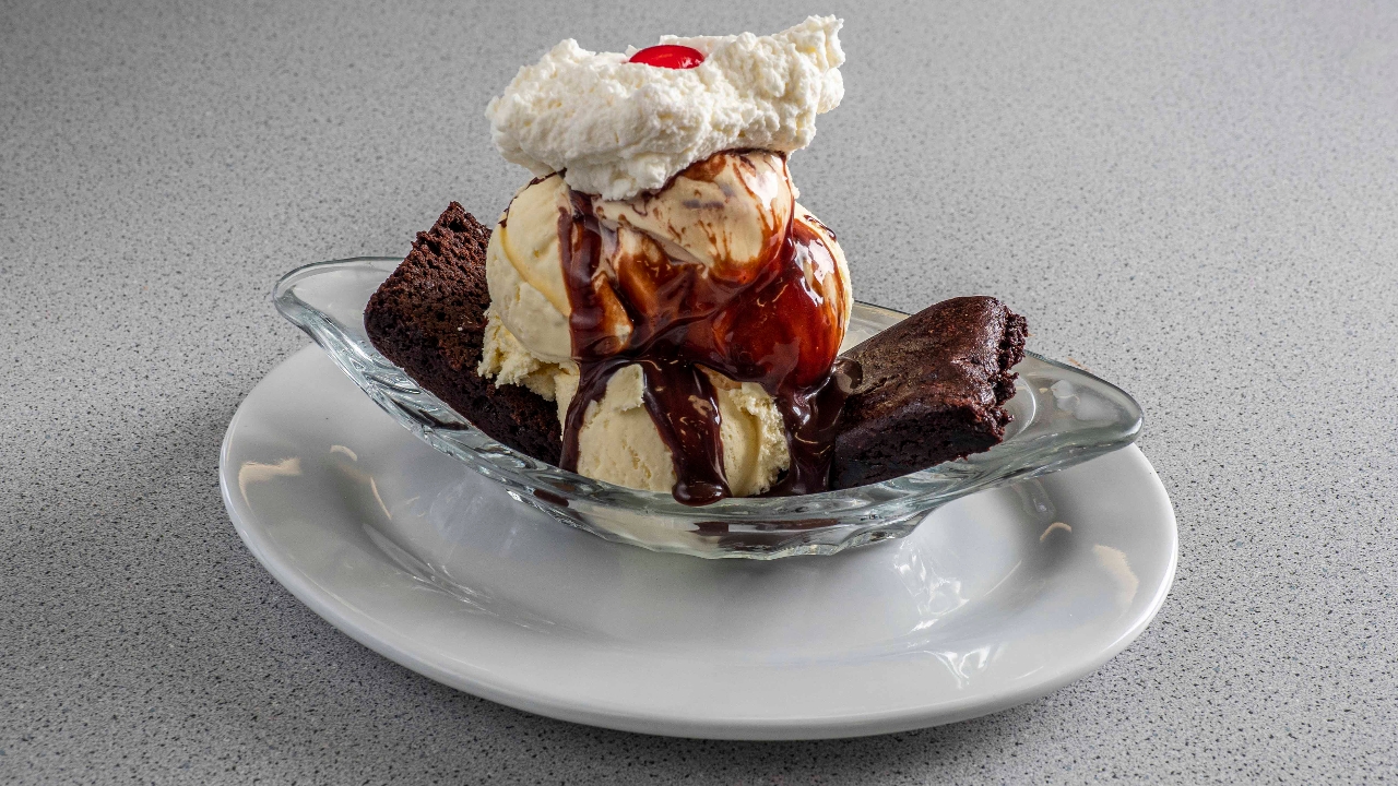 Order Brownie Delight - food online from Leatherbys Family Creamery store, Elk Grove on bringmethat.com