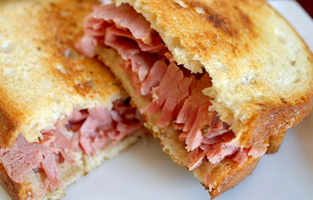 Order Corned Beef Sandwich food online from Janik's Cafe store, Chicago on bringmethat.com