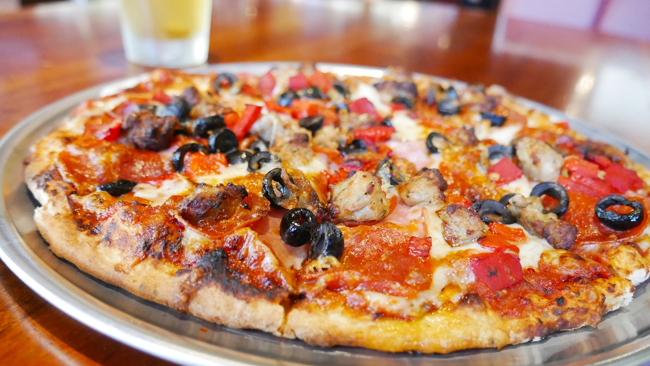 Order 71 Classic Pizza food online from Ram Restaurant & Brewery store, Salem on bringmethat.com