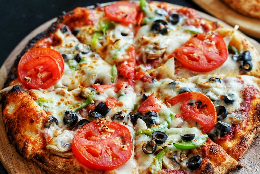 Order SM 10" VEGGIE food online from Daddyo Pizza store, Katy on bringmethat.com