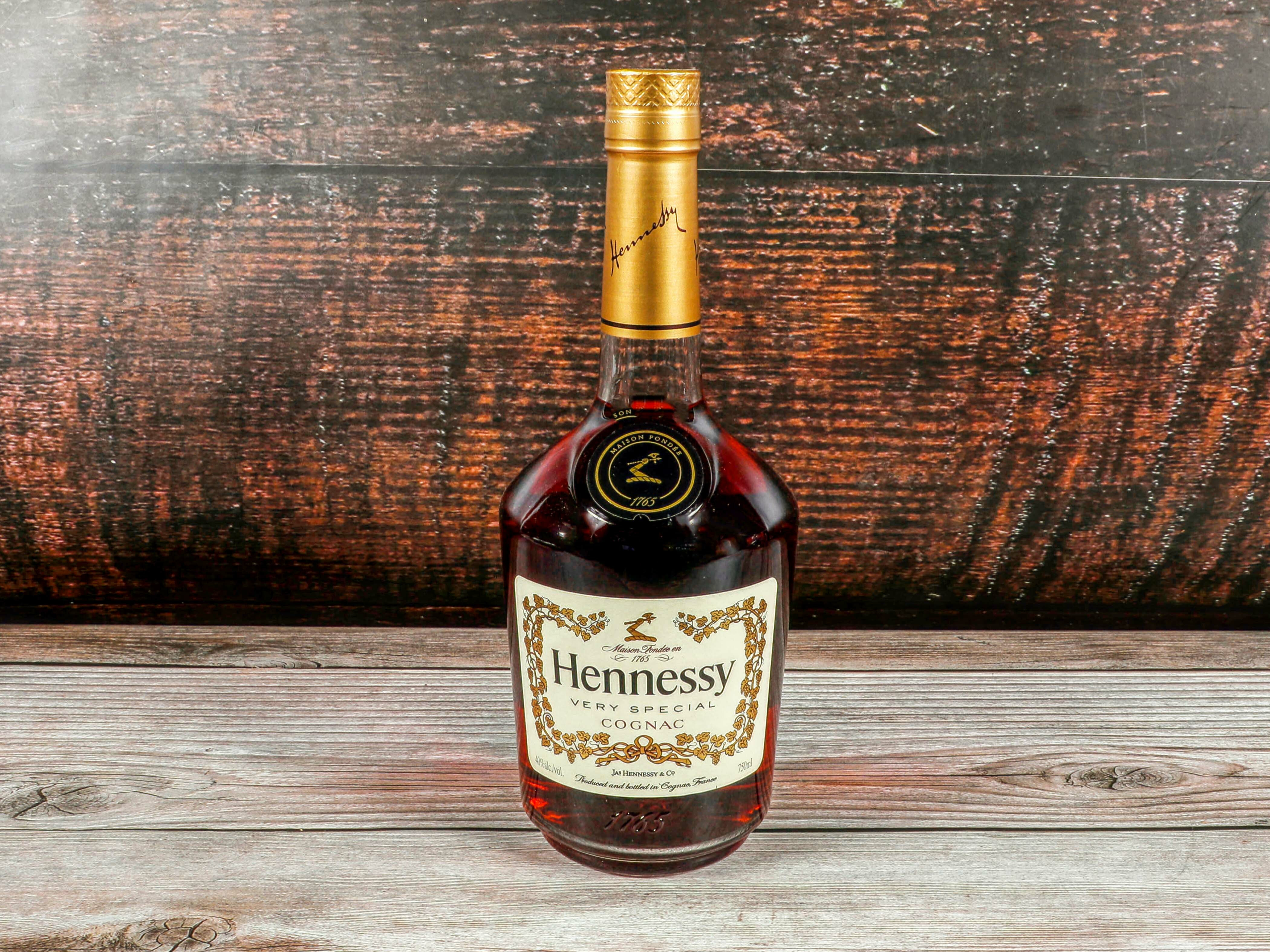 Order Hennessy VS, 750 ml. Cognac (40.0% ABV) food online from Jay Vee Liquors store, El Cerrito on bringmethat.com