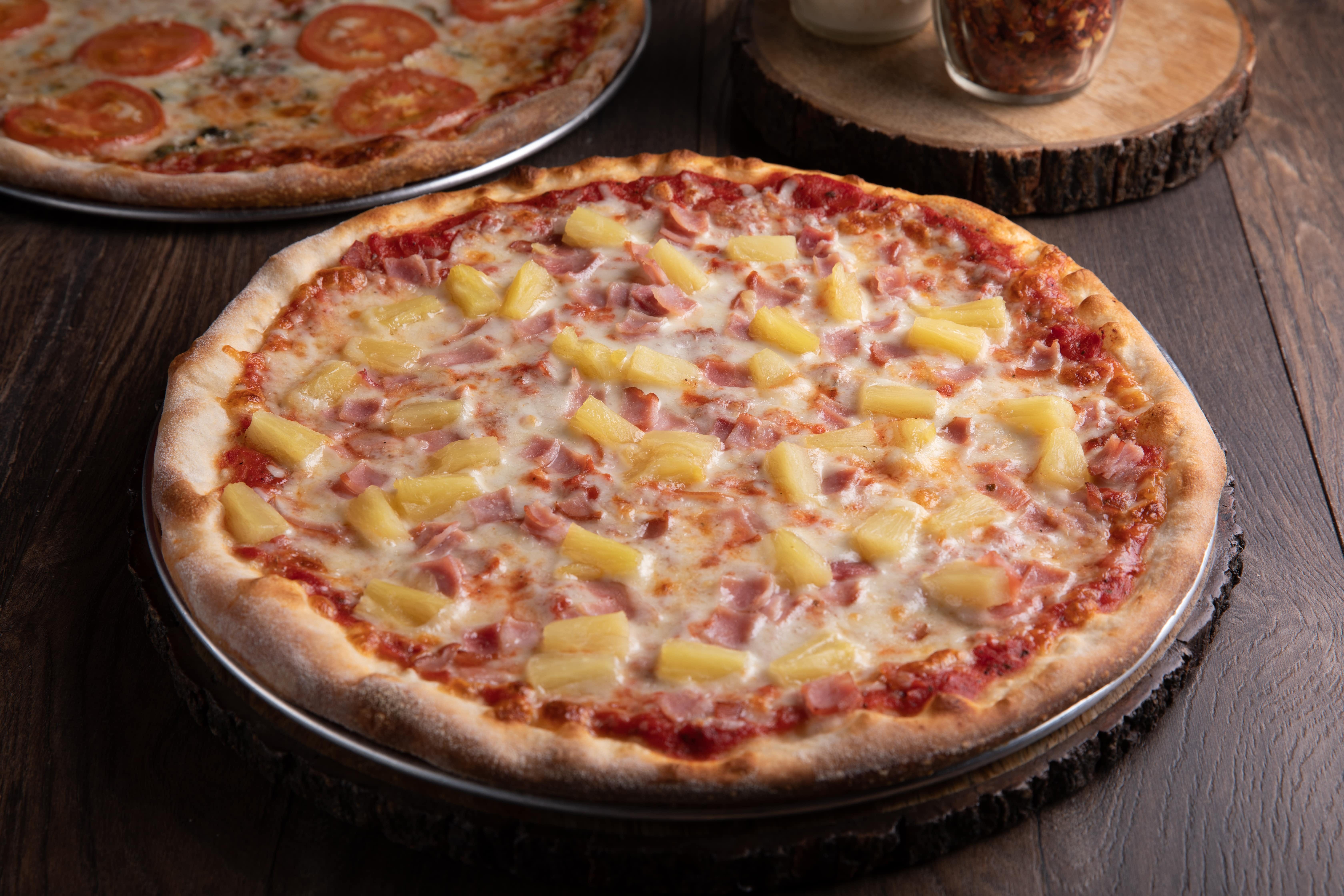 Order Hawaiian Pizza - Small 12" food online from 500 Degrees Pizzeria store, Charlotte on bringmethat.com