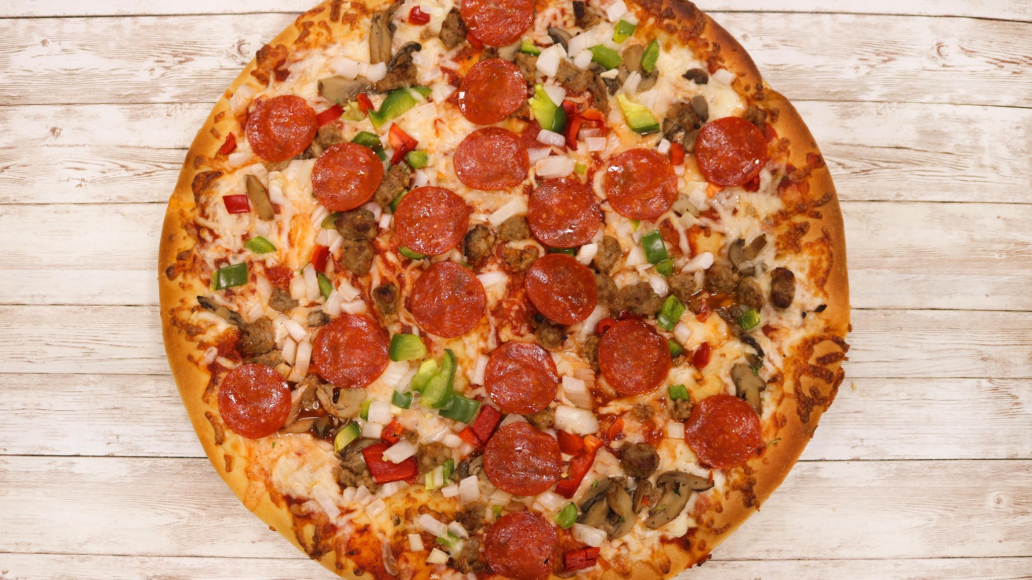Order Deluxe Pizza food online from Villa Italian Kitchen store, Los Angeles on bringmethat.com