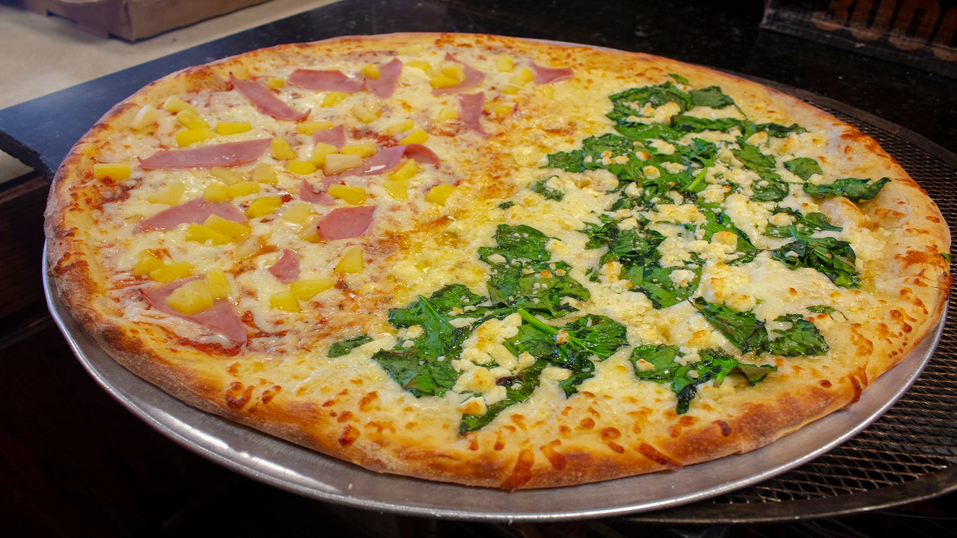 Order Hawaiian Pizza - Medium 14'' food online from North Myrtle Beach store, North Myrtle Beach on bringmethat.com