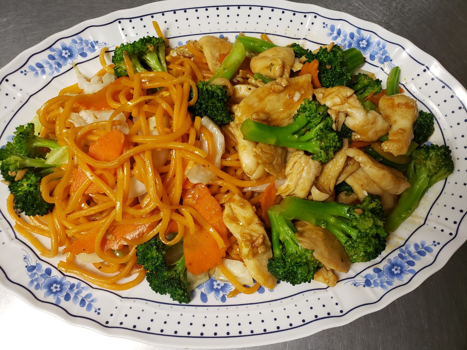 Order Broccoli Chicken Chow Mein food online from Thai Nary BBQ store, Azusa on bringmethat.com