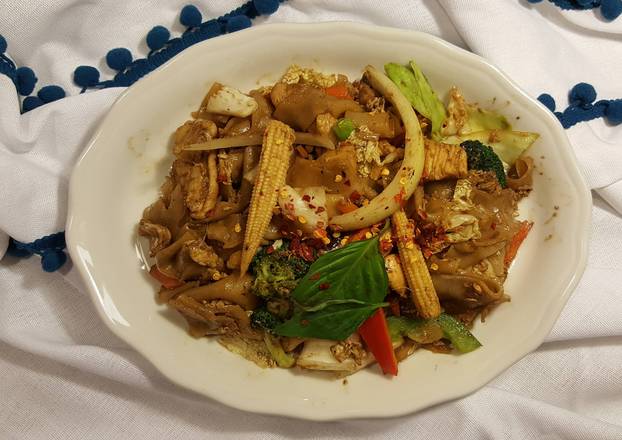 Order Pad Kee Mao (Drunken Noodles) food online from Thai Elephant store, Cleveland on bringmethat.com