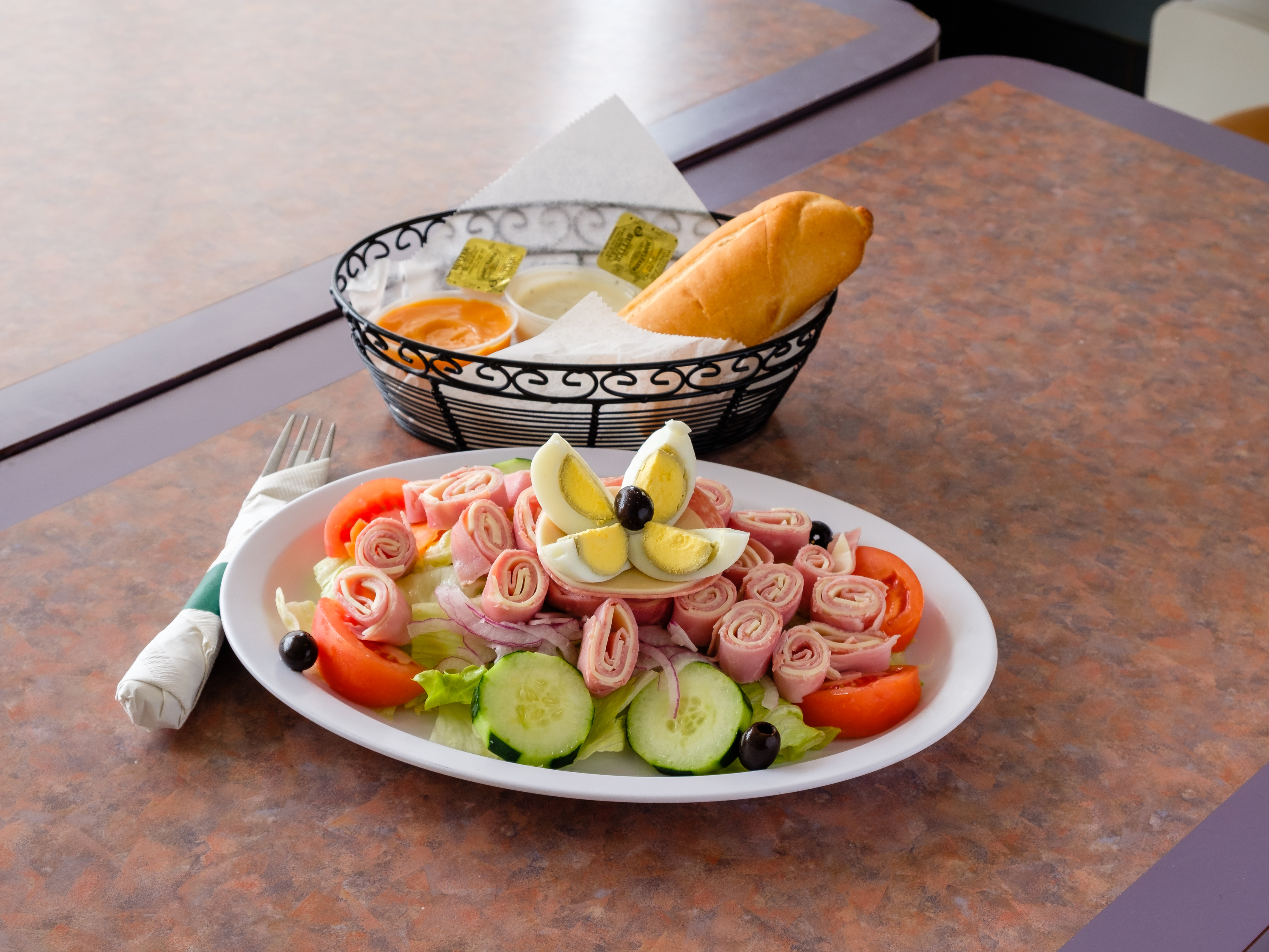 Order Chef Salad food online from Ariana's Pizzeria & Italian store, Levittown on bringmethat.com