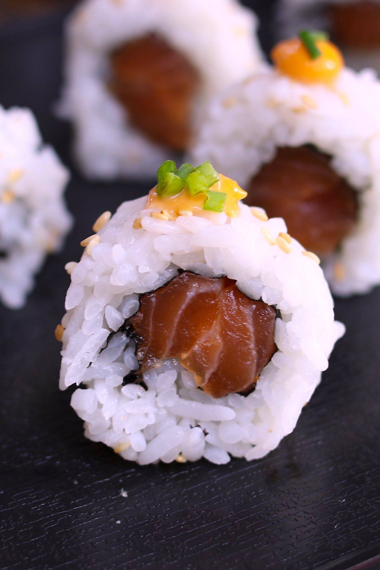 Order Spicy Salmon Roll food online from Maneki Neko Express store, Arlington on bringmethat.com