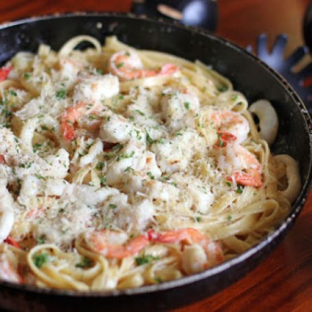 Order Seafood Alfredo  food online from Pizza Possessed store, Nashville on bringmethat.com