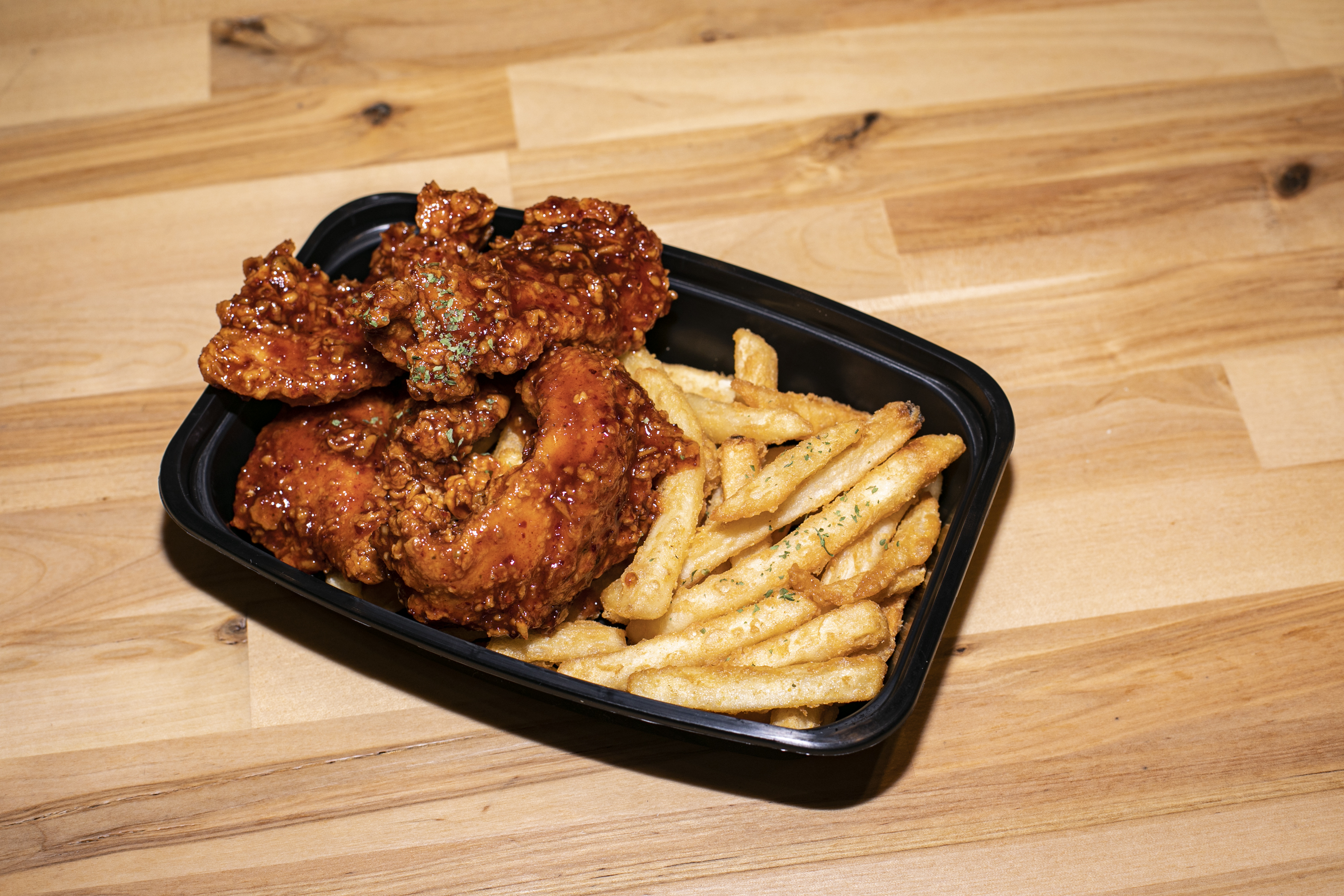 Order Medium Wings Basket food online from Chick and Buns store, New York on bringmethat.com
