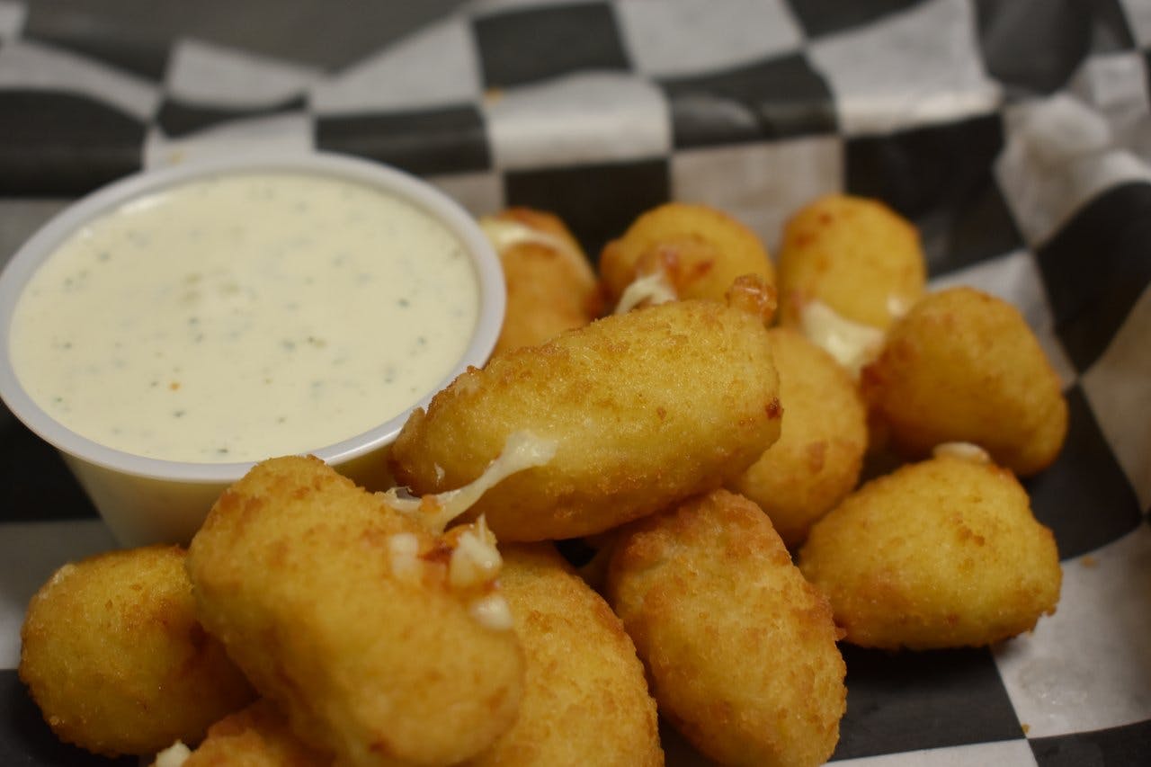 Order Wisconsin Cheese Curds - Appetizer food online from Wings Pizza N Things store, Temple on bringmethat.com