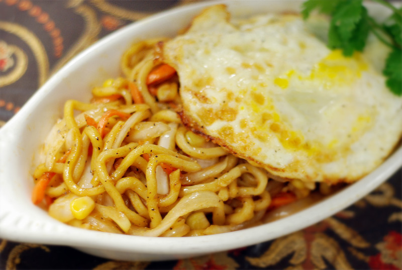 Order Black Pepper Chow Mein with Egg 夜市鐵板麵 food online from 101 Taiwanese store, Reno on bringmethat.com