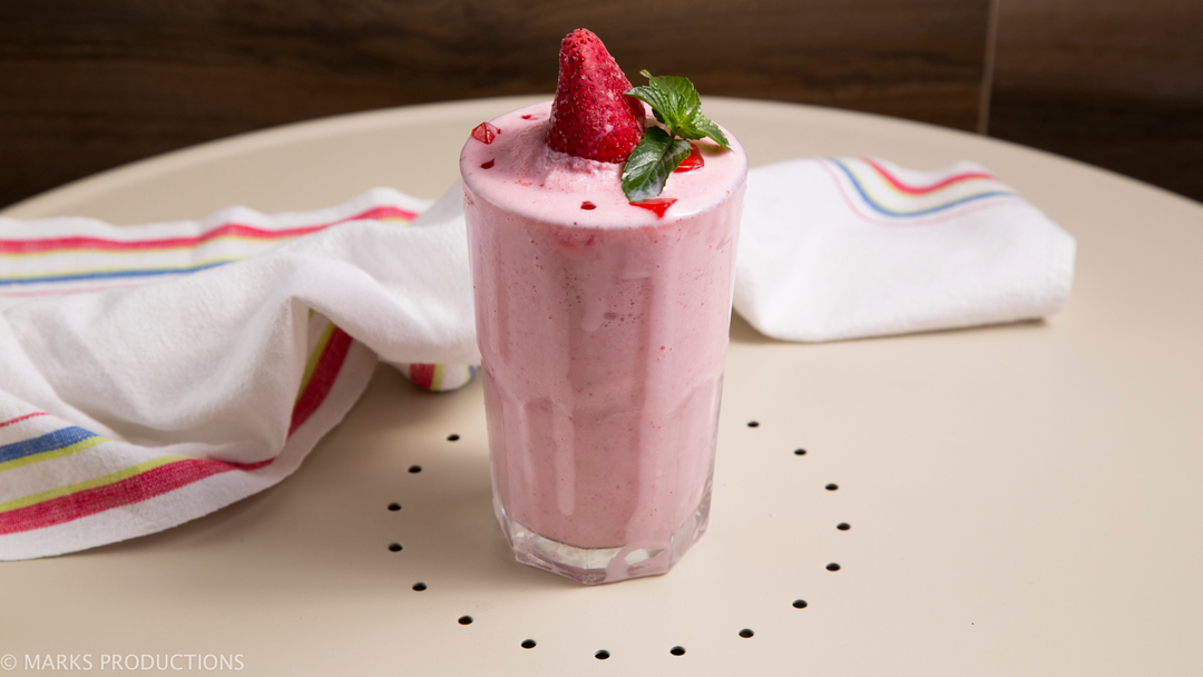 Order B04. Strawberry Smoothie food online from Fresh Fast Smoothie store, Gilbert on bringmethat.com