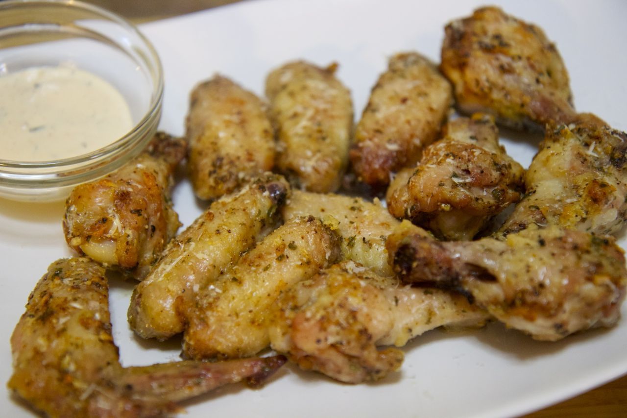 Order 10 Garlic Parmesan Wings food online from Super Pizza Veloz store, Bell Gardens on bringmethat.com