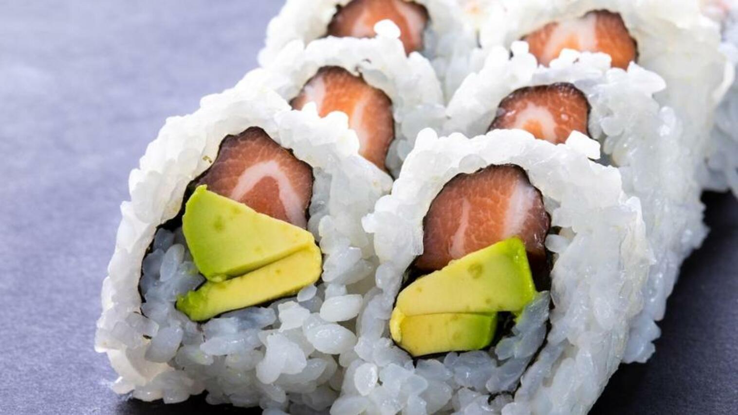 Order (e037) Salmon Avocado Roll food online from Sushi Stop store, Los Angeles on bringmethat.com