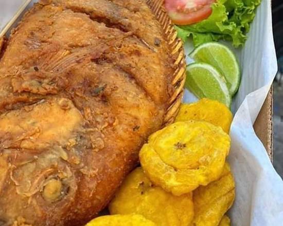 Order Pescado con tostones, lechuga , tomate y limón food online from Peralta Brentwood Deli Grocery store, Brentwood on bringmethat.com