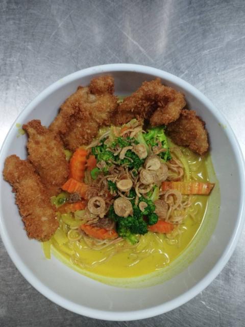 Order Thai Curry Noodles food online from Thai Bowl Cafe store, Loma Linda on bringmethat.com