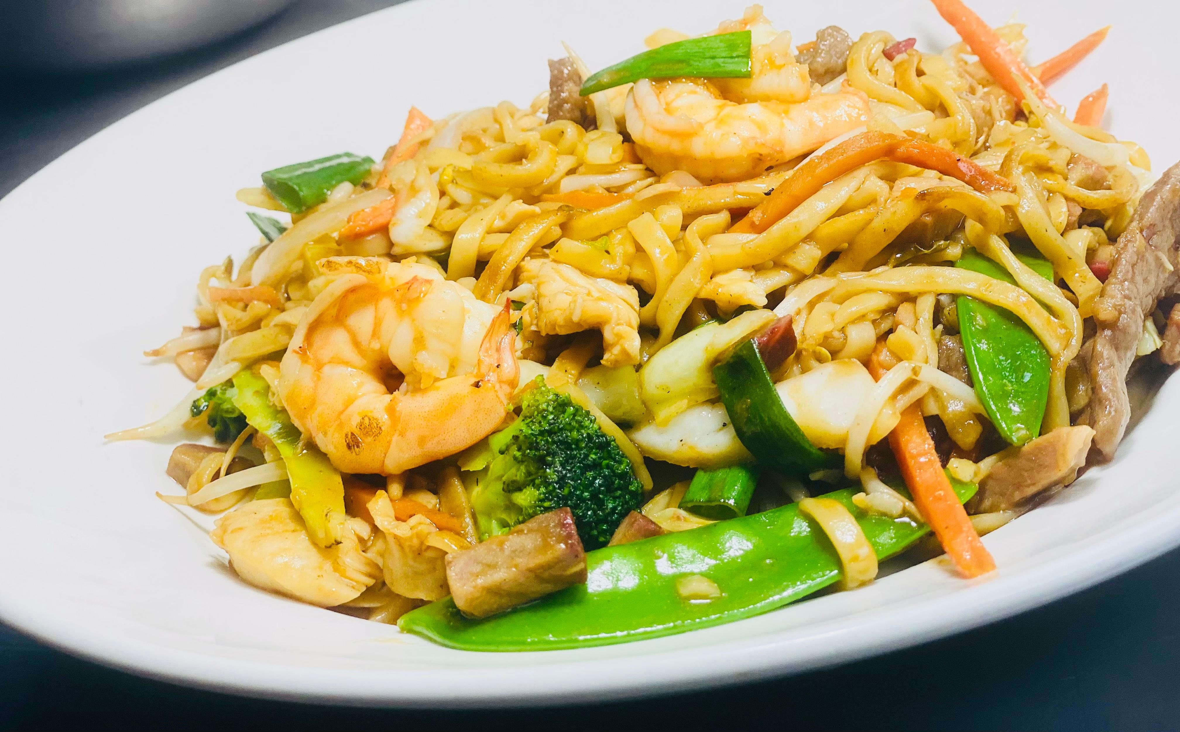 Order Combination Lo Mein food online from Tong's Thai Restaurant store, San Antonio on bringmethat.com