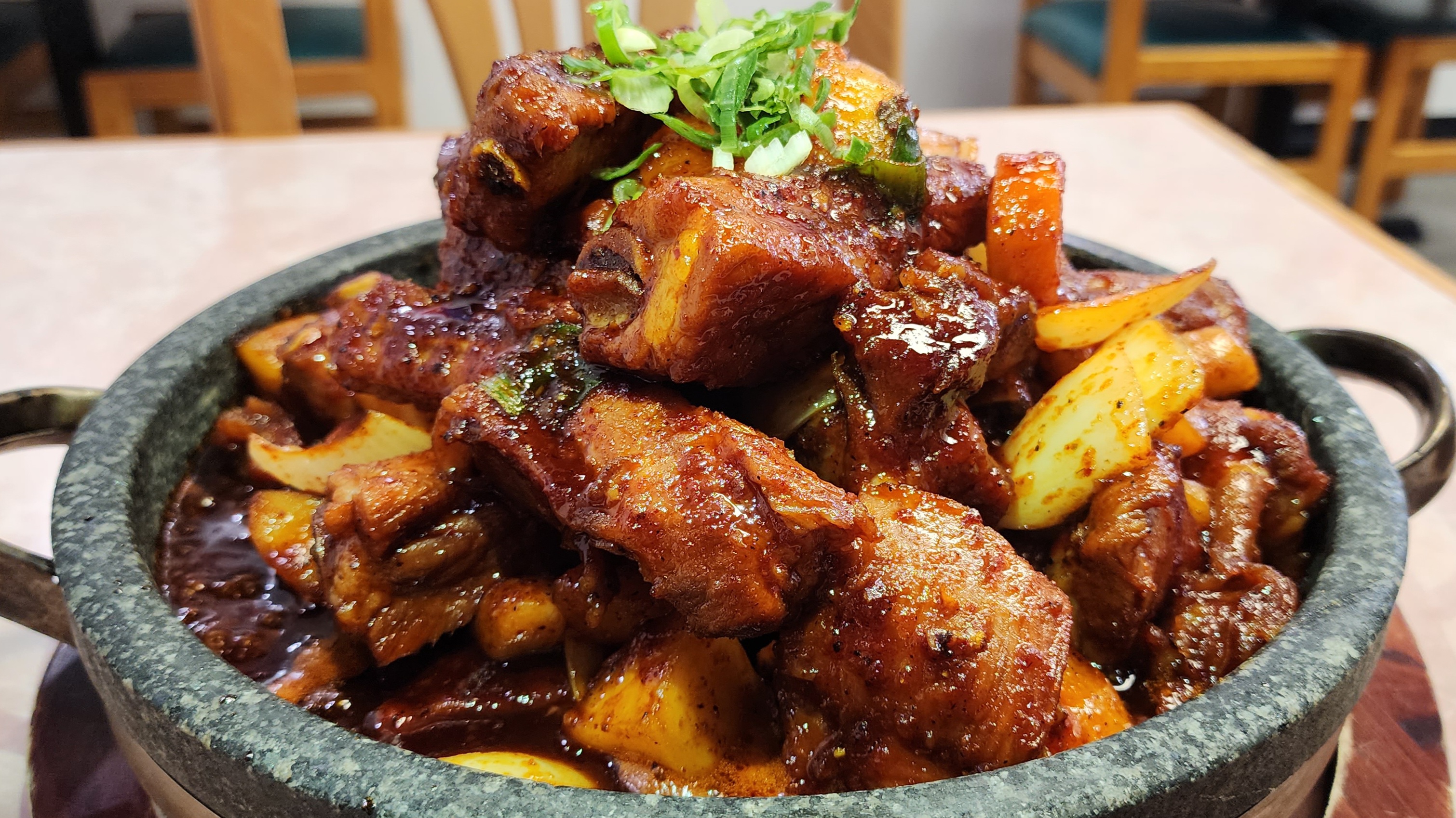 Order Spicy Pork Galbi-Jjim food online from Wooga Sullungtang store, Gardena on bringmethat.com