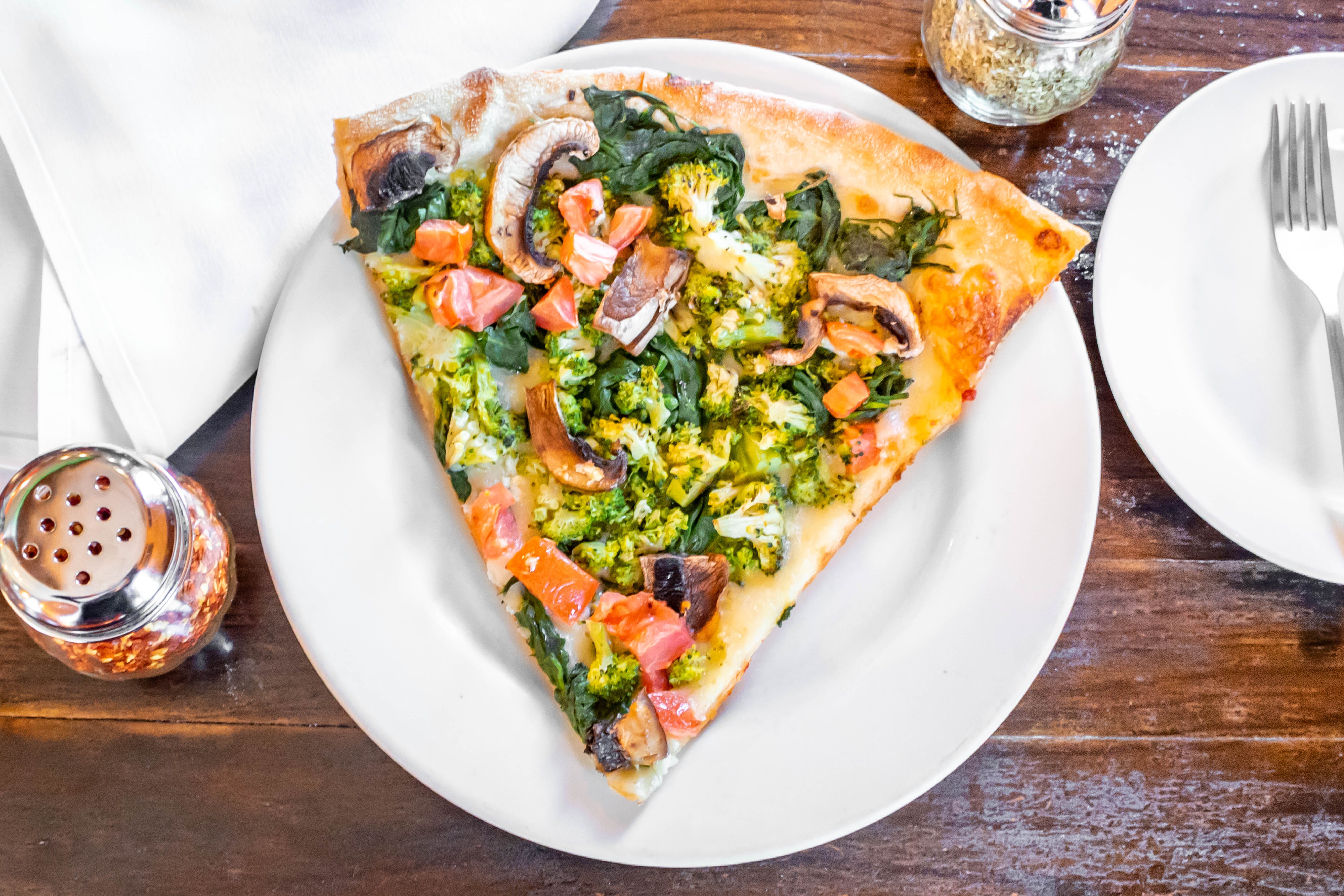 Order Primavera Pizza - Medium 14'' food online from Mamma Mia Trattoria store, Langhorne on bringmethat.com