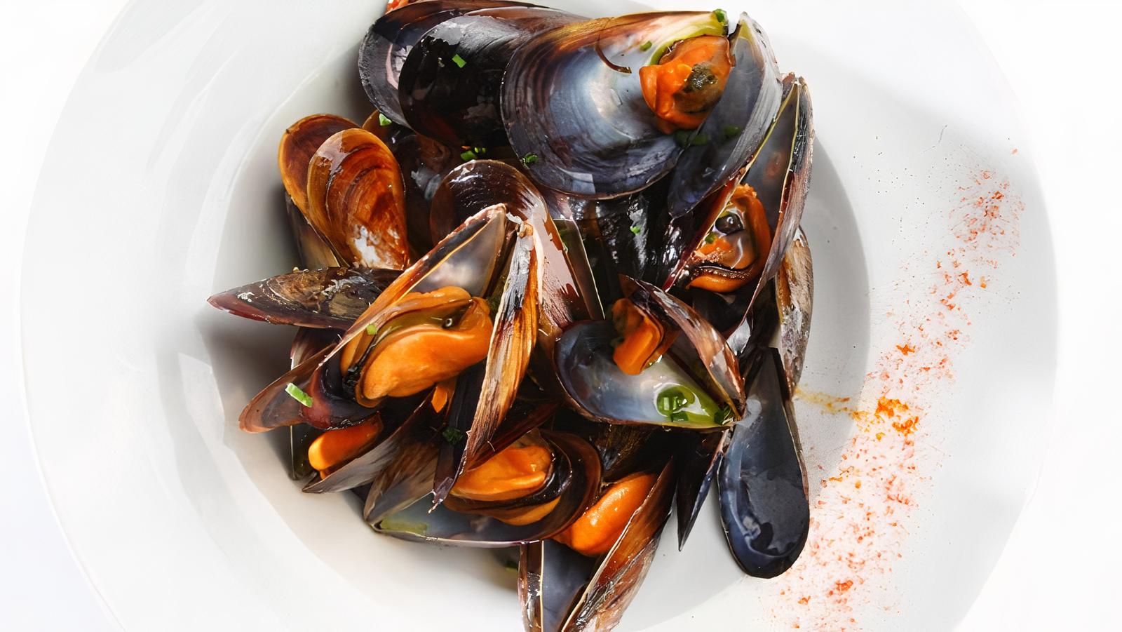 Order Marinara Mussels [serves 2] food online from Umberto's Pizzeria store, New Hyde Park on bringmethat.com