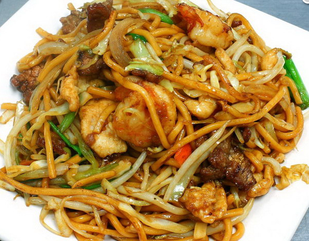 Order 32. Roast Pork Lo Mein food online from Mandarin Taste store, Baltimore on bringmethat.com