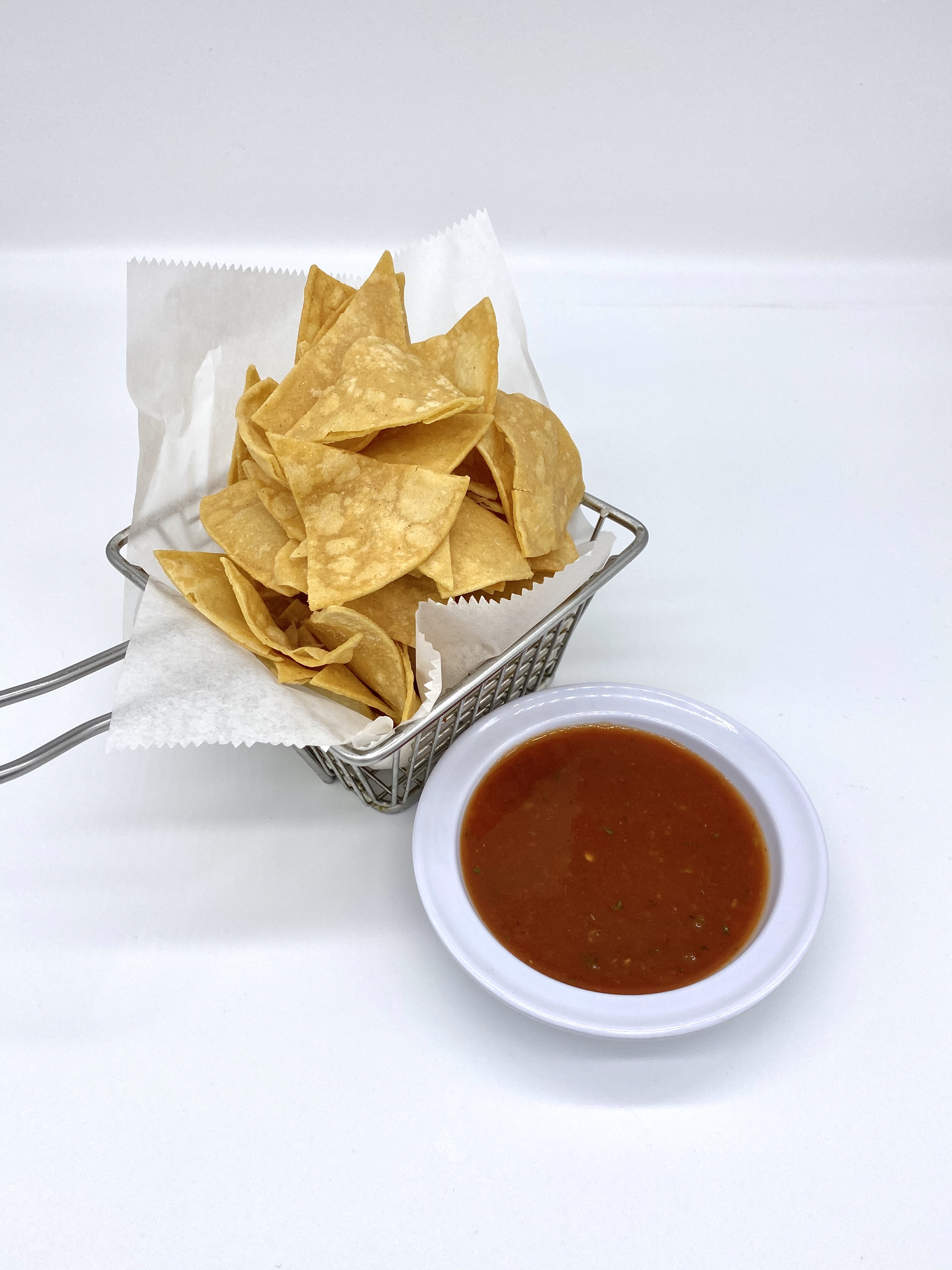 Order 9. Chips with salsa Fresca food online from Tacos Y Jugos Genesis store, Elmhurst on bringmethat.com