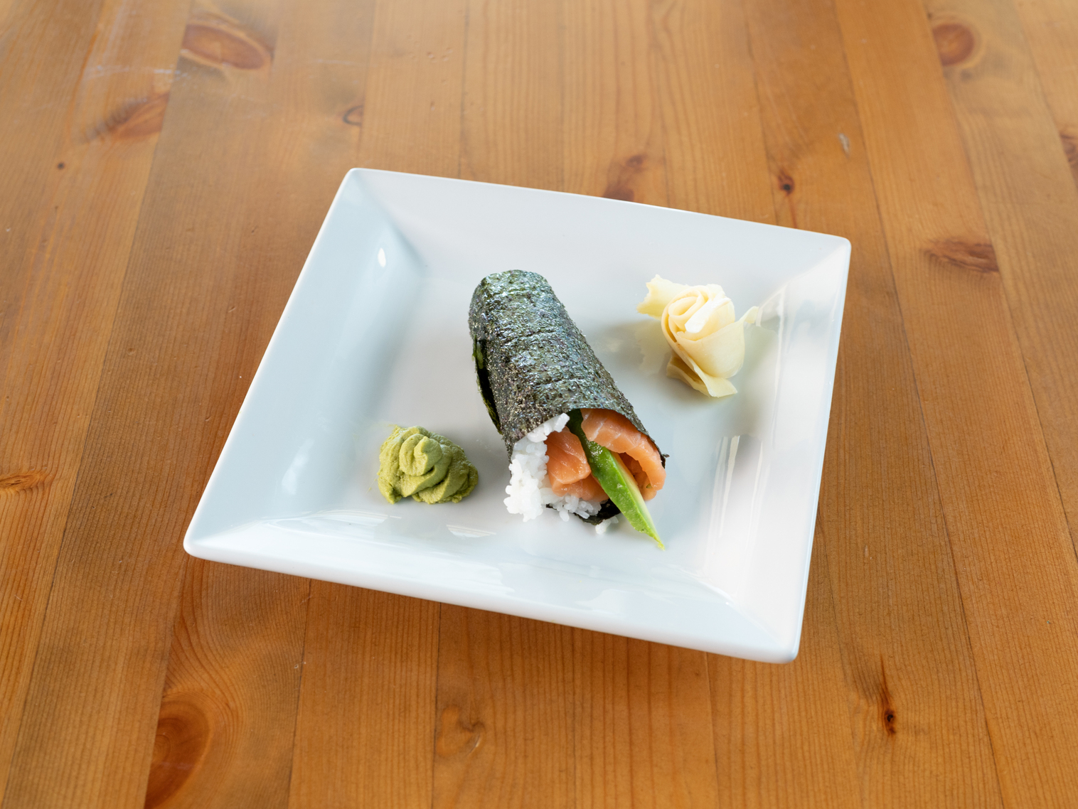 Order Salmon Avocado Roll food online from Fukusuke Japanese Ramen Dining store, Fountain Valley on bringmethat.com