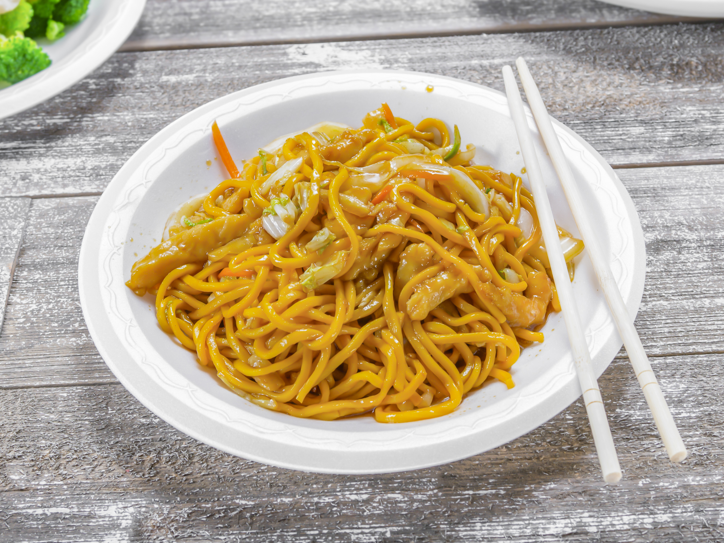 Order 22. Chicken Lo Mein food online from King Wok Chinese Restaurant store, Pottstown on bringmethat.com
