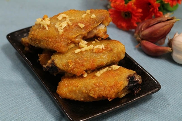 Order S6. Fried Chicken Wings with Garlic Butter/ Canh Ga BO TOi food online from Max Saigon store, Chandler on bringmethat.com