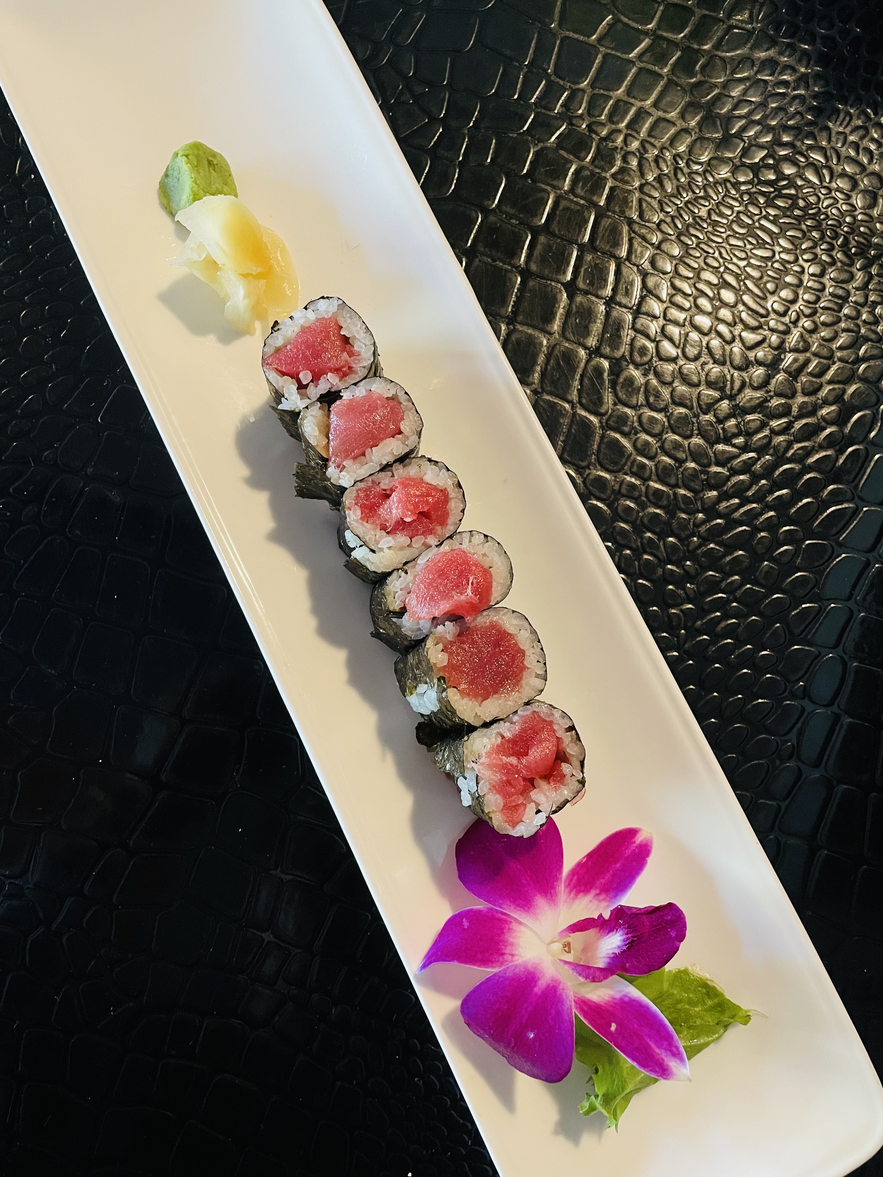 Order 09. Tuna Roll food online from Yama Fuji Sushi store, Briarcliff Manor on bringmethat.com